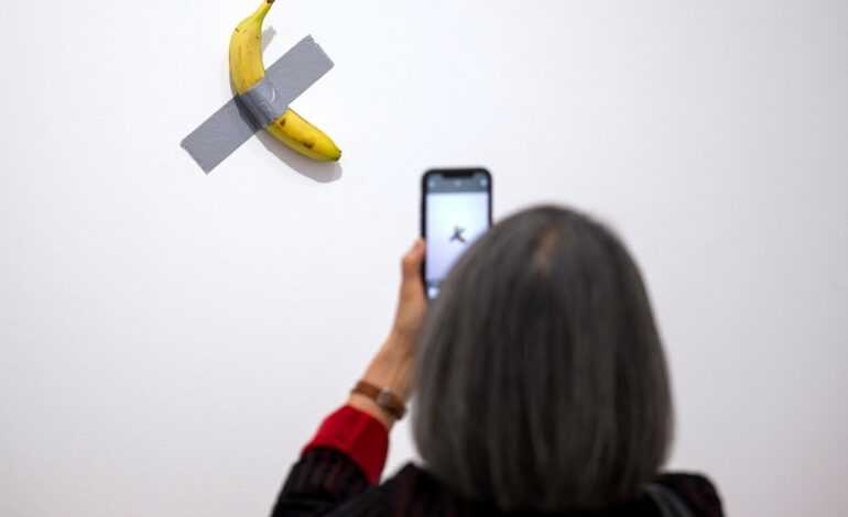 visitante-come-banana-de-obra-de-arte-avaliada-em-us$-6-milhoes-em-museu-na-franca