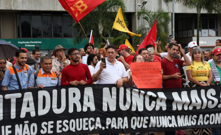 Número de autocracias supera o de democracias no mundo, diz estudo