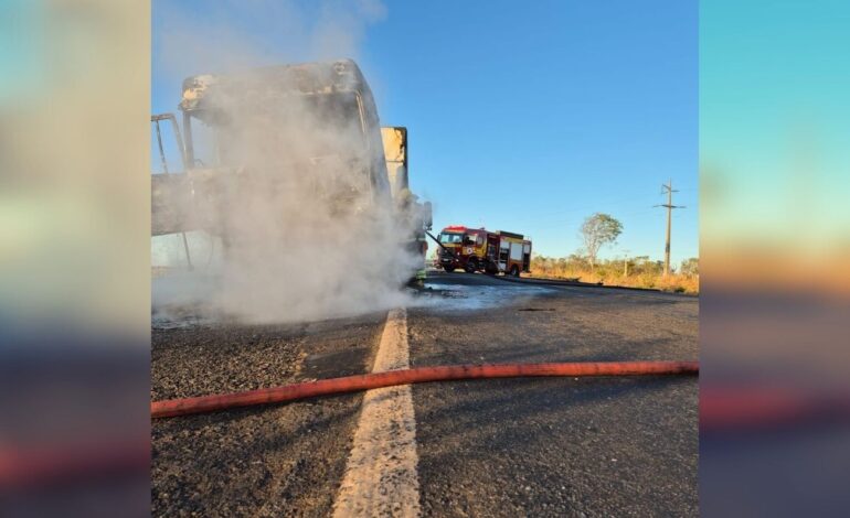 chamas-atingem-carreta-e-br-153-e-interditada