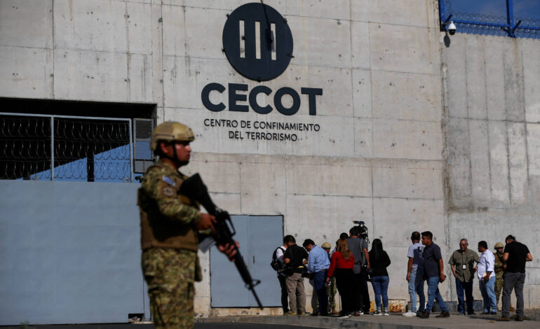 venezuelanos-deportados-dos-eua-relatam-torturas-e-condicoes-precarias-em-el-salvador