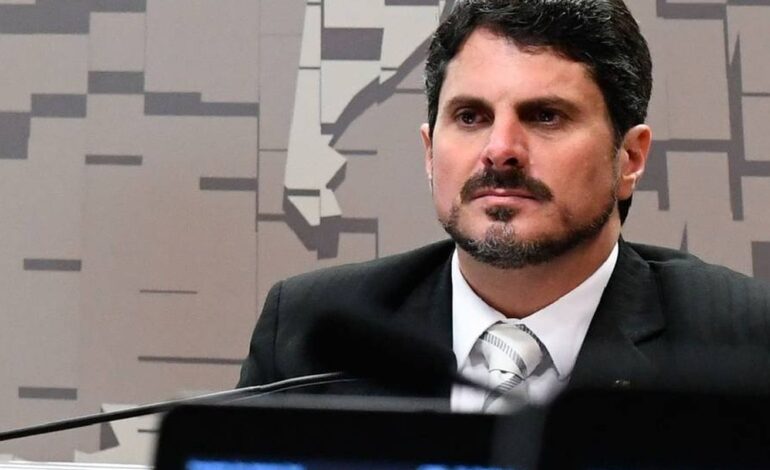 Senador Marcos do Val é levado para colocar tornozeleira eletrônica