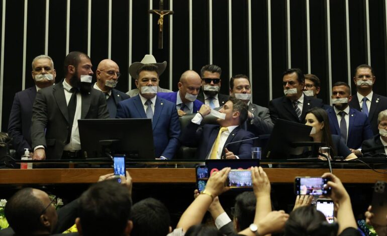 camara:-base-do-governo-chama-ocupacao-do-plenario-de-“chantagem”