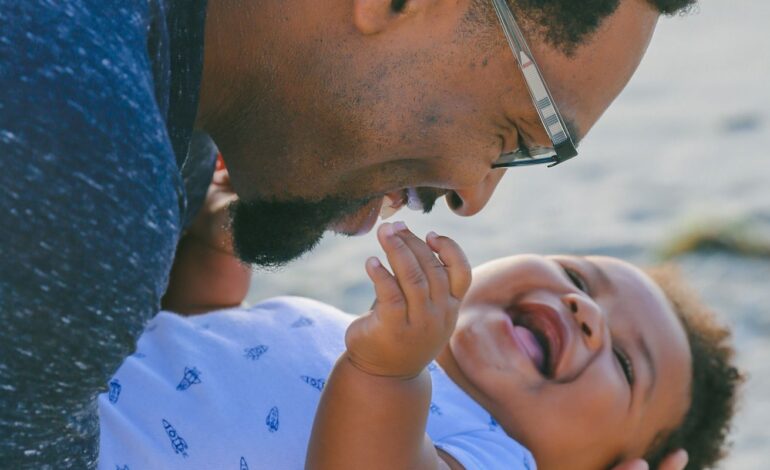 Manifestações em quatro cidades pedem ampliação da licença-paternidade