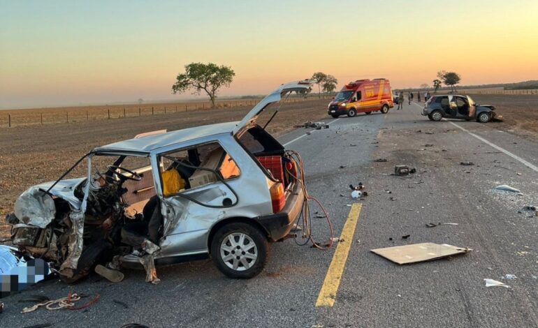homem-morre-e-outras-seis-pessoas-ficam-feridas-apos-batida-entre-carros-na-br-242