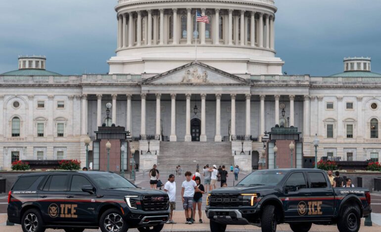 carros-da-agencia-de-imigracao-dos-eua-tem-nome-de-trump-gravado;-veja-video