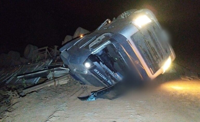 motorista-morre-preso-as-ferragens-apos-caminhao-tombar-em-estrada-na-zona-rural