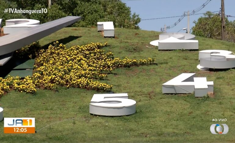 cartao-postal-de-palmas,-relogio-de-flores-e-alvo-de-vandalismo