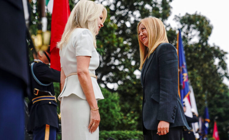 giorgia-meloni-cumprimenta-autoridade-dos-eua-com-‘namaste’-ao-chegar-a-casa-branca