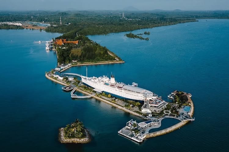 Como é o hotel de US$ 18 milhões construído em navio de passageiros mais antigo do mundo