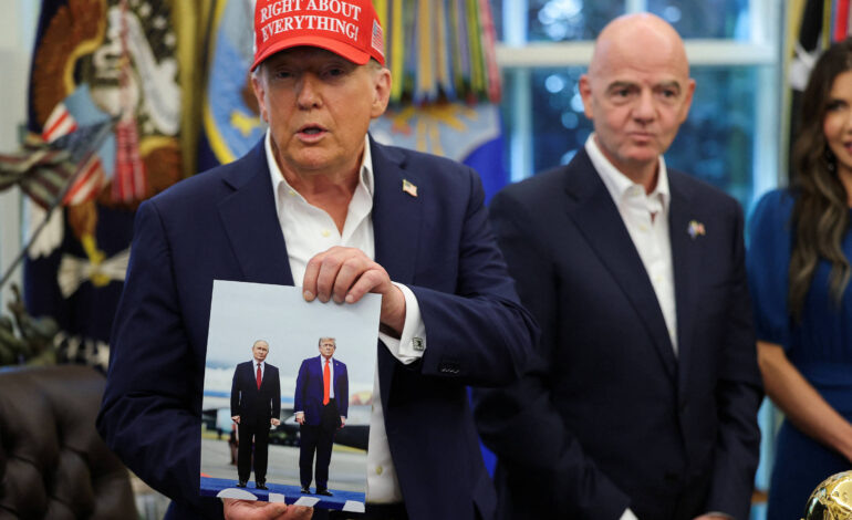 trump-exibe-foto-enviada-por-putin-de-encontro-no-alasca-e-elogia-russo;-veja-video