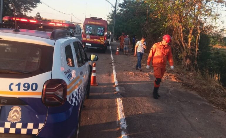 homem-morre-apos-perder-controle-de-moto,-sair-da-pista-e-bater-em-arvore