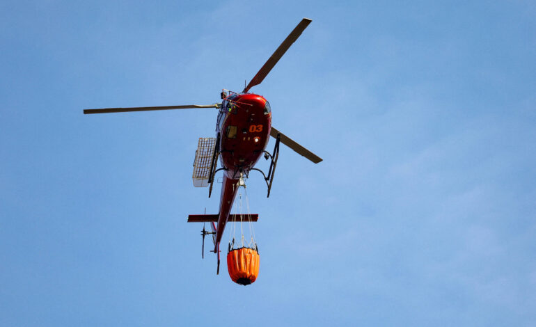 helicoptero-cai-em-lago-ao-buscar-agua-para-combater-incendio-na-franca;-veja-video
