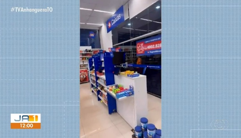 bombeiros-quebram-porta-de-vidro-para-resgatar-clientes-trancados-dentro-de-farmacia-em-palmas