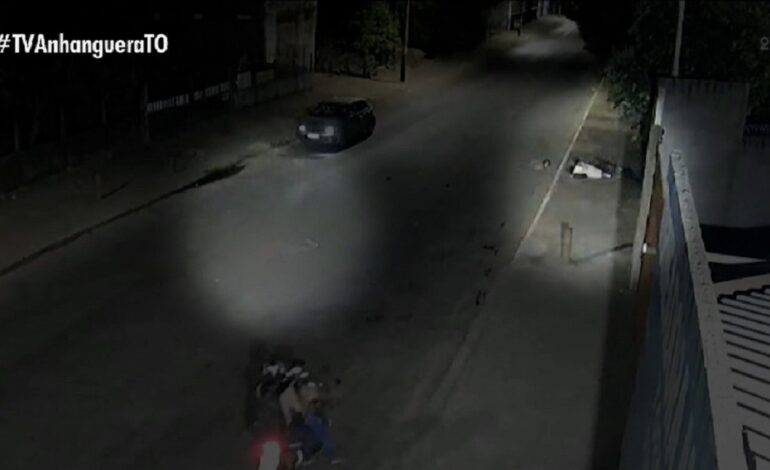 video-mostra-moto-atropelando-pedestre-em-rua;-tres-ficaram-feridos