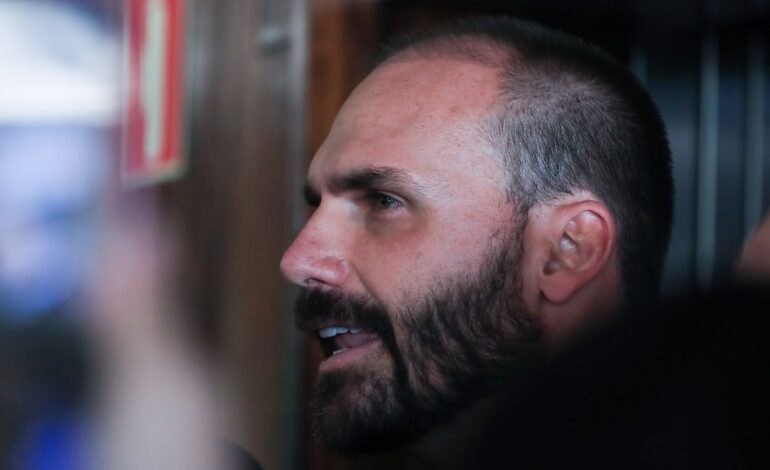 eduardo-bolsonaro-pede-a-hugo-motta-para-exercer-mandato-dos-eua