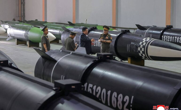kim-jong-un-visita-nova-linha-de-producao-de-misseis-da-coreia-do-norte