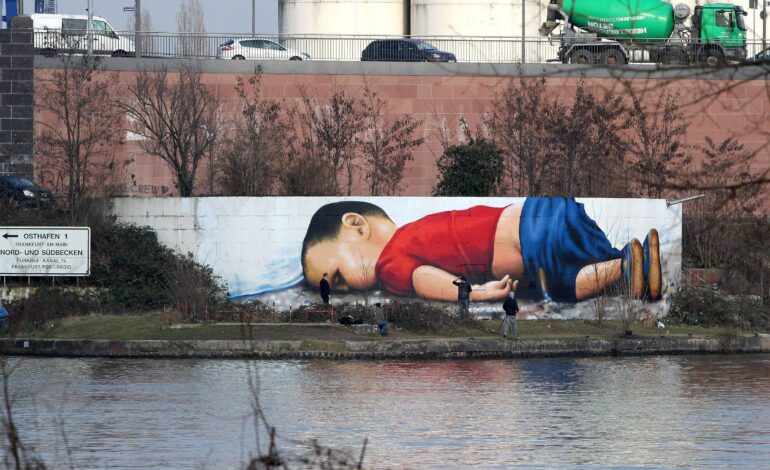 dez-anos-apos-morte-simbolica-de-menino-sirio,-crise-dos-refugiados-se-repete-no-mediterraneo