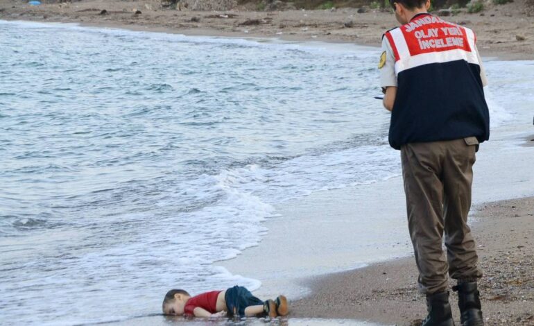 foto-de-menino-sirio-morto-em-praia-faz-dez-anos-e-ainda-reflete-crise-migratoria
