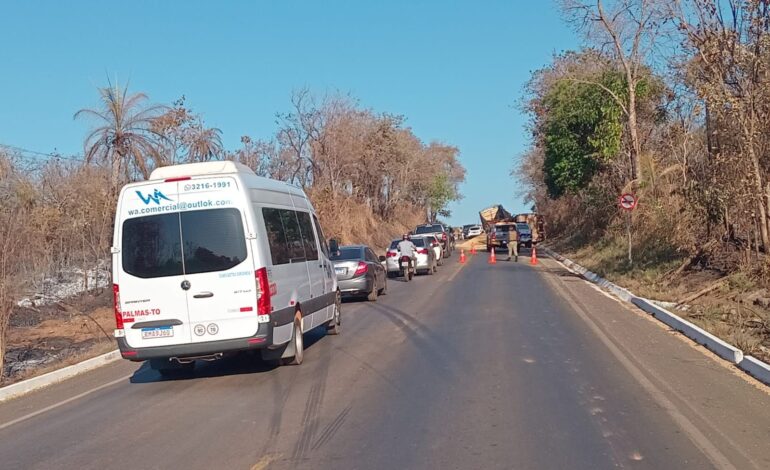 to-080-e-parcialmente-interditada-apos-caminhao-tombar-na-pista;-transito-esta-em-pare-e-siga