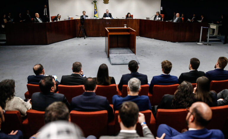 ao-julgar-bolsonaro,-brasil-vira-estudo-de-caso-para-o-mundo