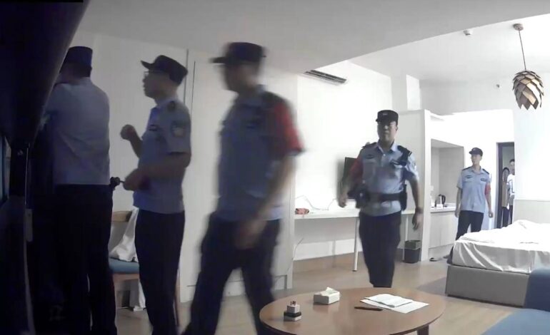 chines-aciona-a-distancia-projecao-critica-ao-regime-e-filma-repressao;-veja-video