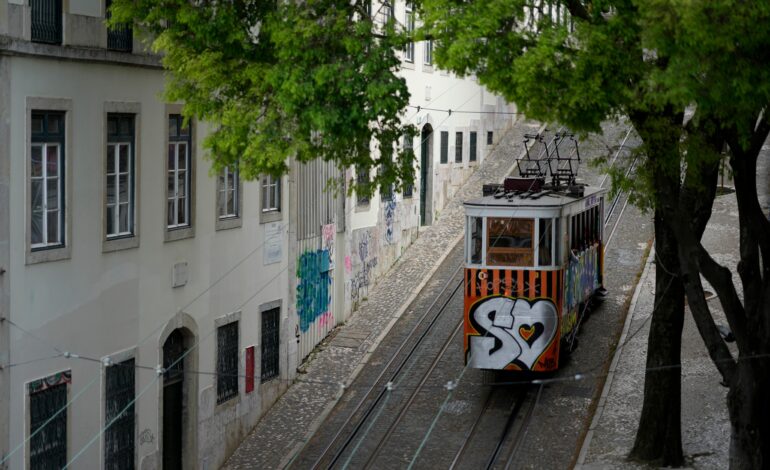 Elevador da Glória: bondinho que descarrilou é cartão-postal de Lisboa