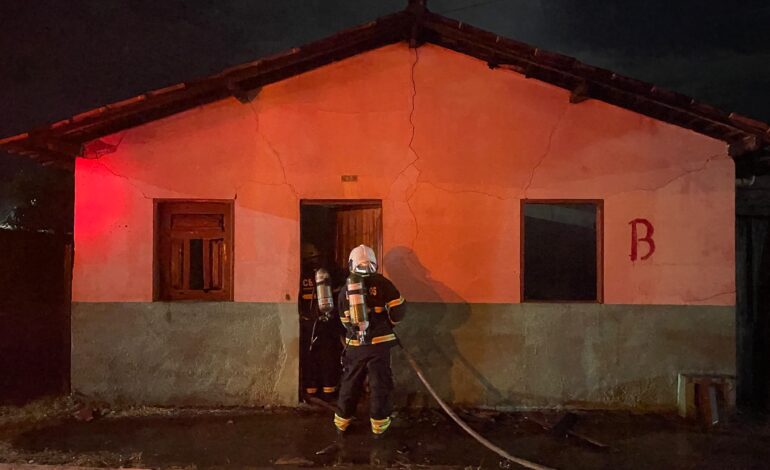 corpo-e-encontrado-carbonizado-embaixo-de-entulhos-apos-incendio-em-casa