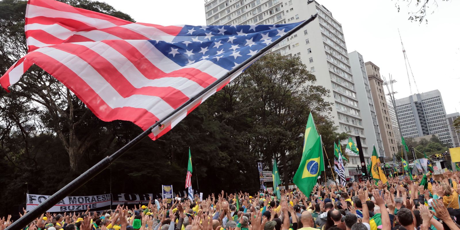 Ato pró-Bolsonaro une governadores e parlamentares de direita em SP