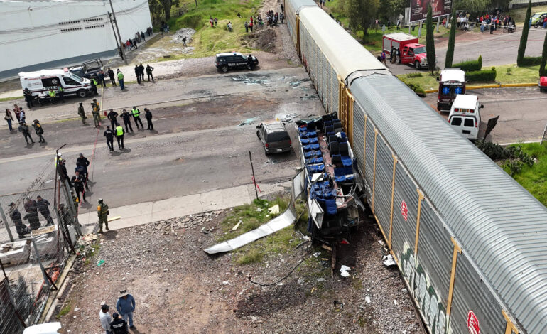 Trem parte ônibus ao meio em acidente no México; ao menos dez morreram