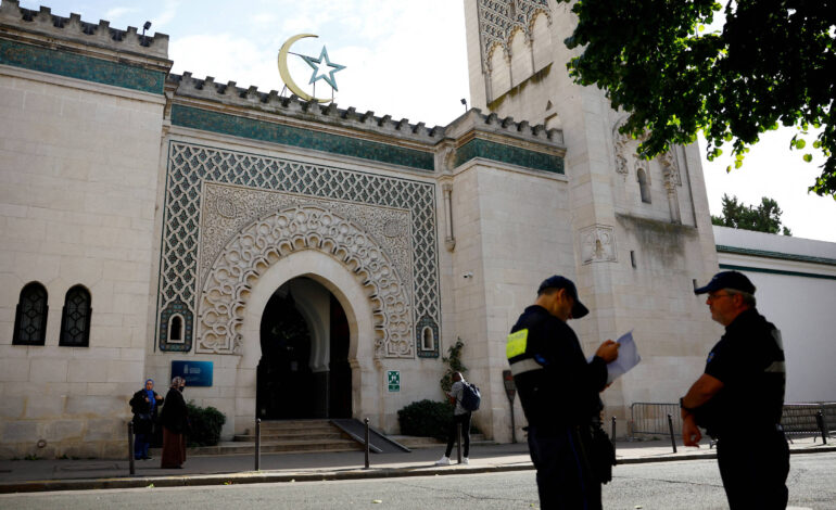 franca-investiga-cabecas-de-porco-gravadas-com-nome-de-macron-jogadas-em-mesquitas