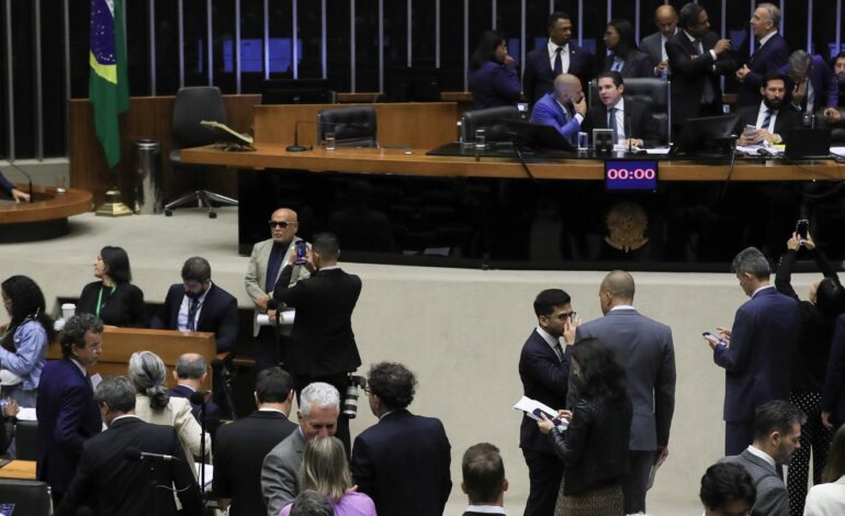 aprovada-urgencia-de-pl-que-libera-r$-1,5-bi-para-saude-e-educacao