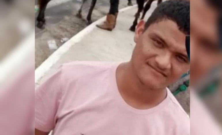 jovem-morre-apos-bater-moto-em-estrutura-de-palco-montada-para-cavalgada