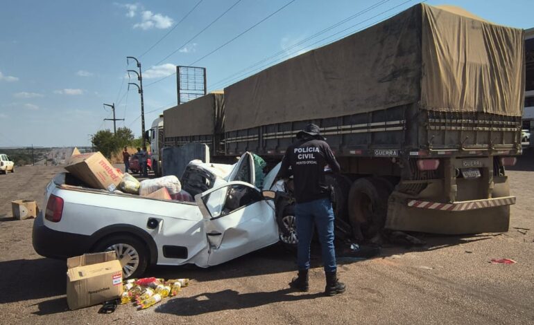 motorista-fica-ferido-apos-picape-bater-em-carro-e-caminhao-na-to-050