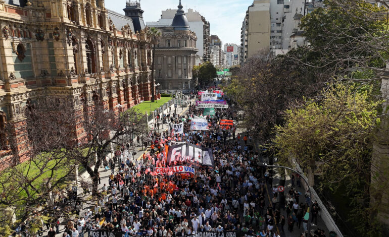 argentinos-marcham-ate-o-congresso,-enquanto-javier-milei-sofre-nova-derrota