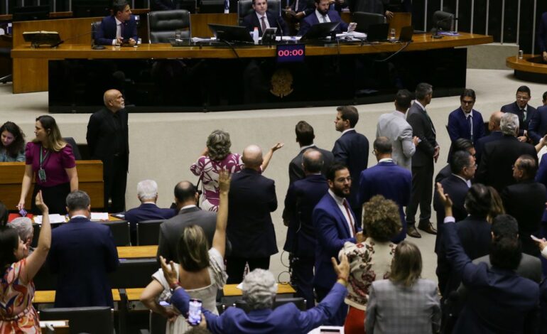 motta-anuncia-votacao-de-urgencia-para-projeto-de-anistia-a-golpistas