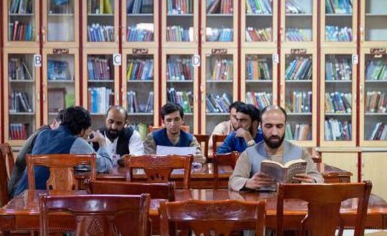 taliba-proibe-universidades-de-usarem-livros-escritos-por-mulheres
