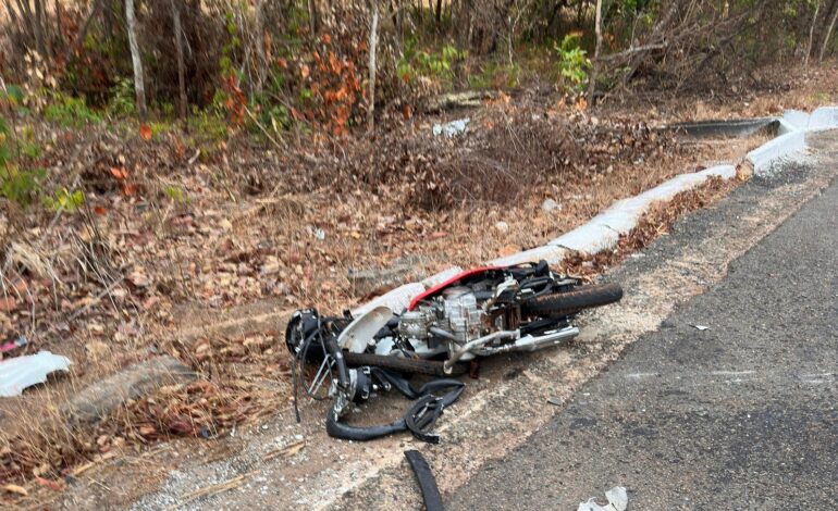 acidente-entre-moto-e-caminhao-deixa-dois-mortos-na-br-153