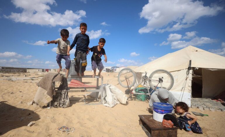 palestinos-deslocados-na-faixa-de-gaza-buscam-abrigo-em-cemiterio