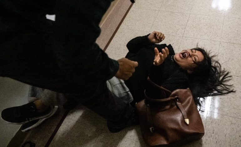 agente-de-imigracao-derruba-mae-na-frente-dos-filhos-em-nova-york;-veja-video