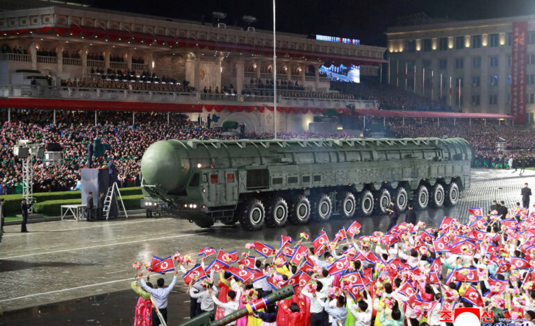 coreia-do-norte-realiza-desfile-militar-e-exibe-novo-missil-intercontinental