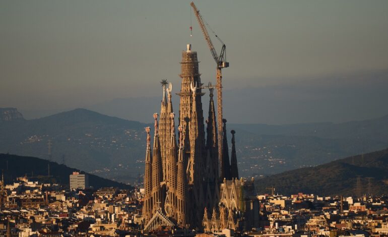 basilica-sagrada-familia-ultrapassa-igreja-alema-e-se-torna-a-mais-alta-do-mundo