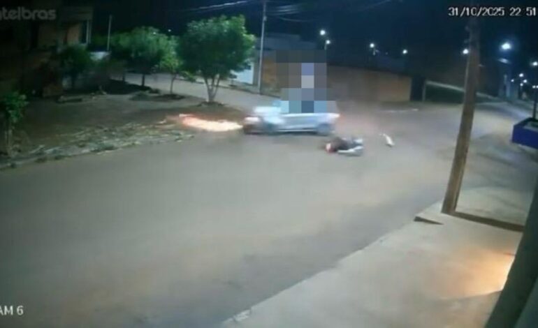 adolescente-de-15-anos-e-arremessado-e-morre-apos-acidente-entre-moto-e-carro;-video
