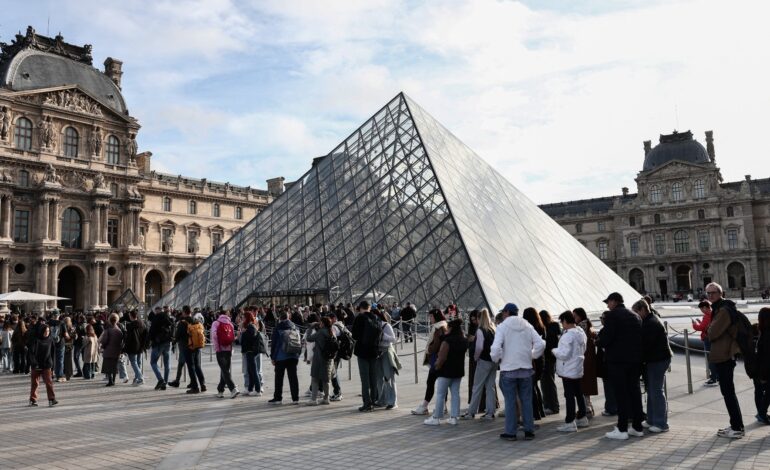 museu-do-louvre-reabre-para-visitantes-pela-primeira-vez-apos-roubo-de-joias