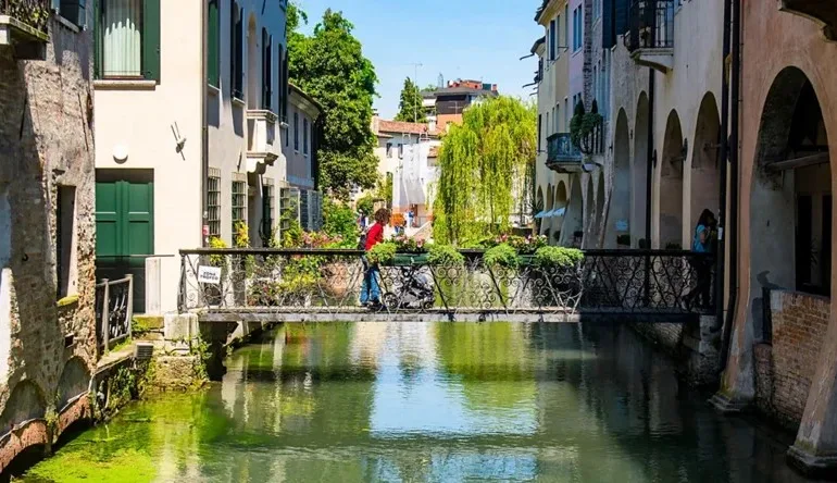 a-revolucao-discreta-da-cidade-italiana-que-virou-alternativa-ao-turismo-excessivo-de-veneza