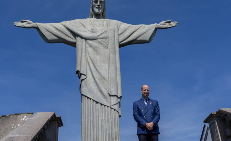 principe-william-visita-o-cristo-redentor-e-refaz-foto-feita-pela-mae-em-1991