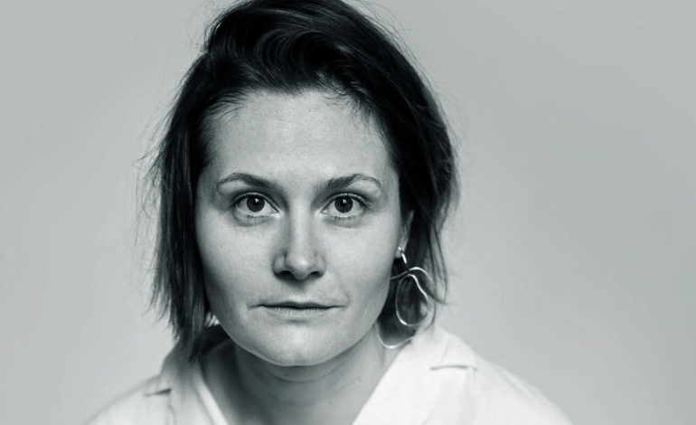 em-‘ferida’,-ativista-se-abre,-expoe-o-luto-e-busca-por-si-mesma,-lesbica,-na-russia