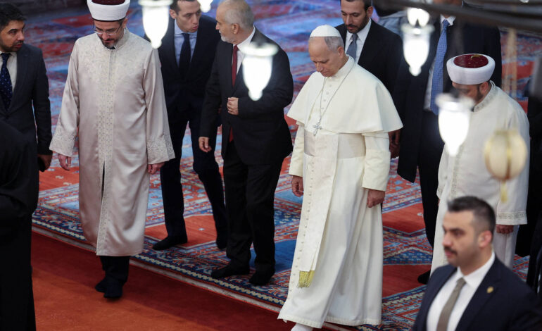 papa-leao-14-tira-sapatos-ao-visitar-mesquita-azul-de-istambul,-mas-nao-reza