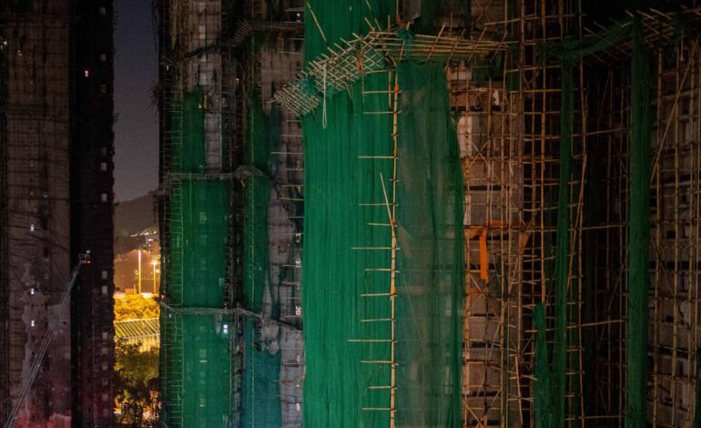 incendio-em-hong-kong-evidencia-custo-humano-de-sistema-que-monetiza-espaco-urbano
