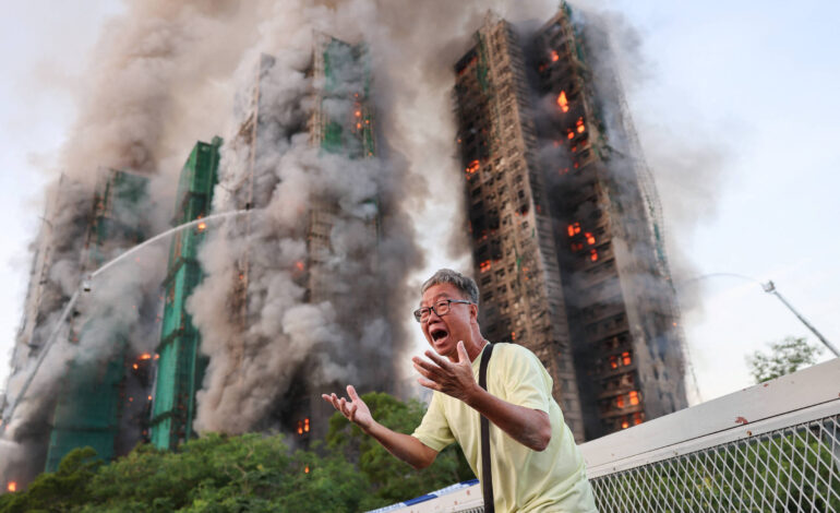 incendio-em-conjunto-residencial-de-hong-kong-mata-ao-menos-55,-e-policia-prende-tres;-veja-video