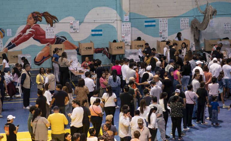 honduras-encerra-votacao-com-colegios-eleitorais-ainda-abertos-devido-a-filas